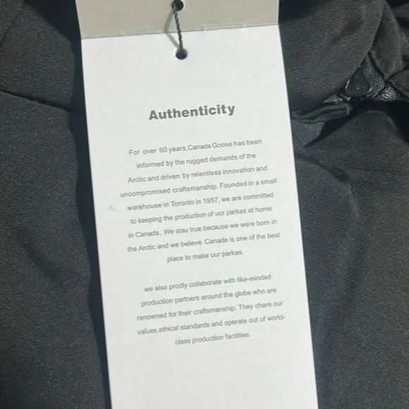 Canada goose jacket with real fur brand new sealed XL but fits like a large - Picture 2 of 10